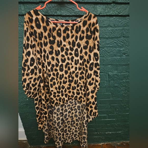 Leopard Print High-Low Top - Picture 4 of 5